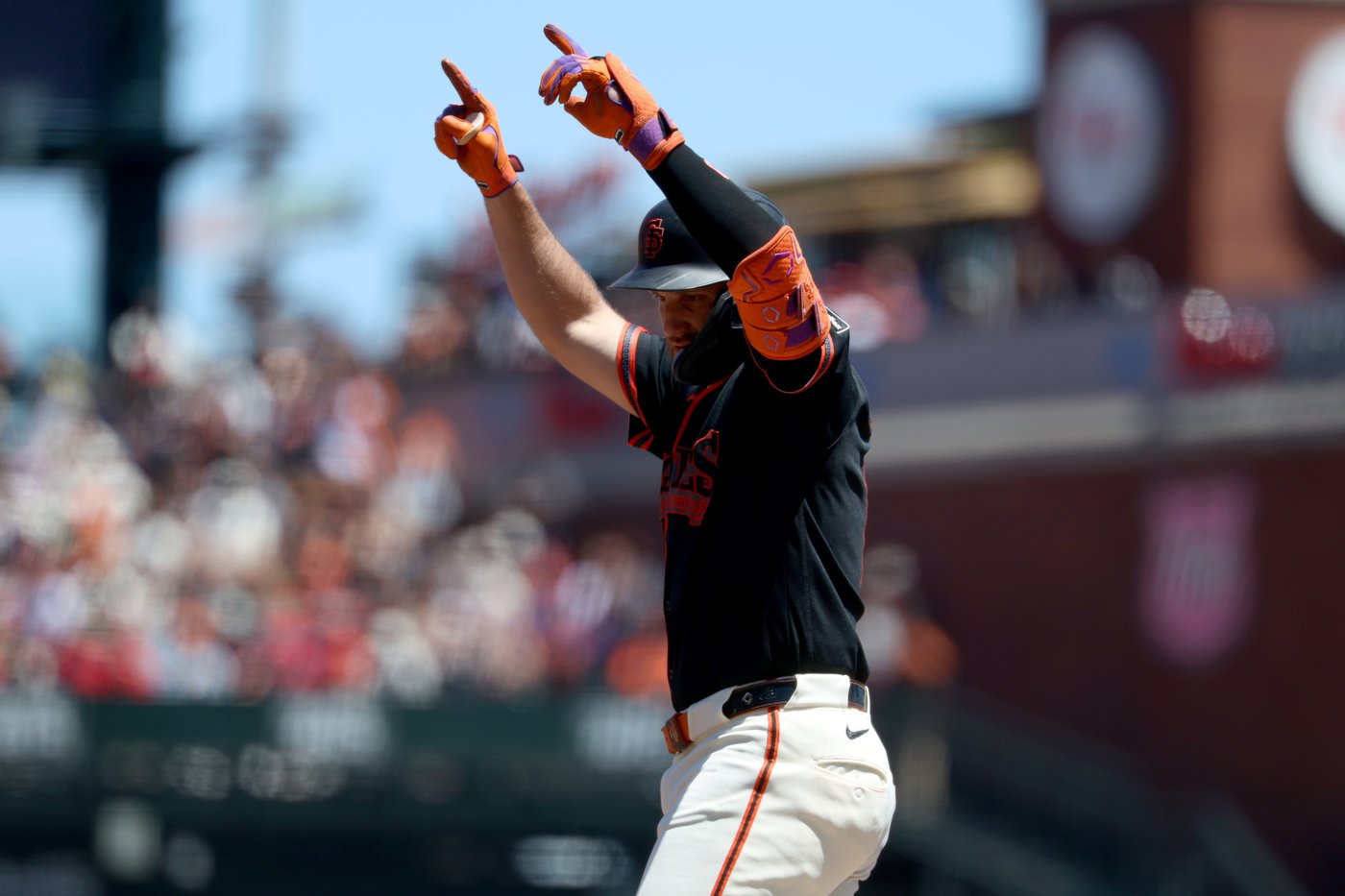 Devers, Lee hit 3-run homers, Ray pitches 6 shutout innings as Giants beat Angels 9-2 | iNFOnews.ca