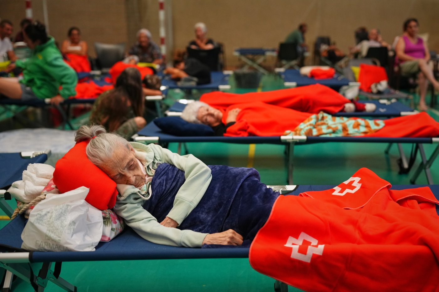 More than 200,000 people flee raging wildfires in France and Spain, some escaping by boat | iNFOnews.ca