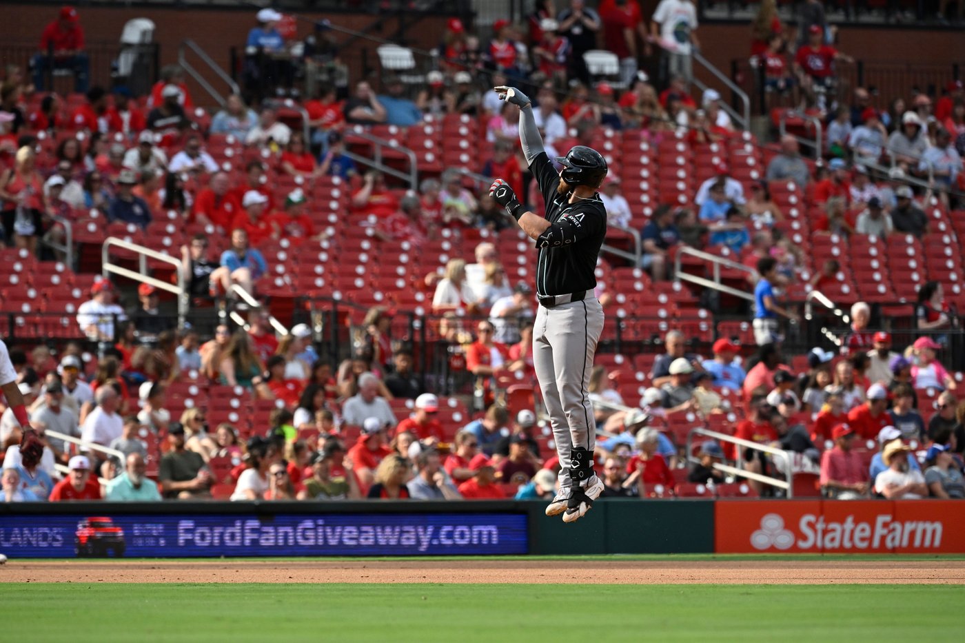 Locklear, Pdaadt help the Diamondbacks beat the Cardinals 10-6 | iNFOnews.ca
