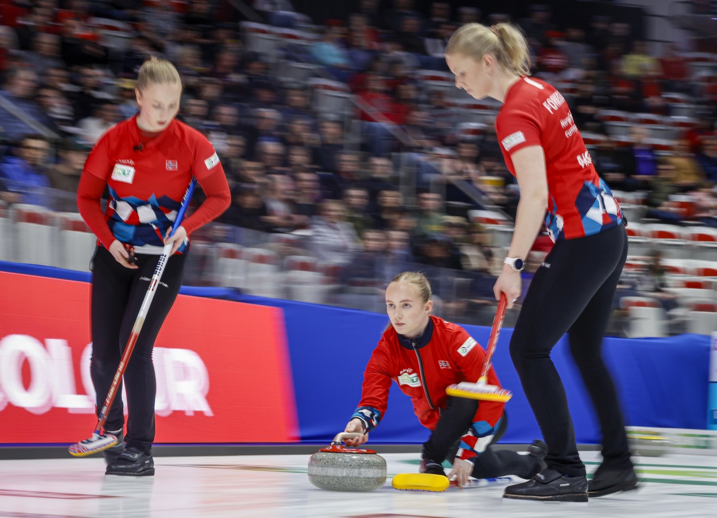 Canada's Kerri Einarson reaches world curling championship playoffs despite loss | iNFOnews.ca