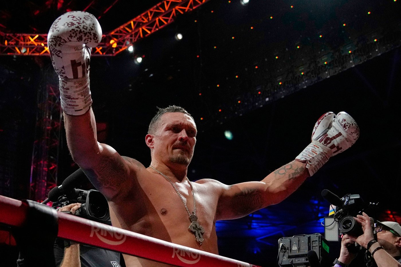Usyk and Mayweather put kickboxers in spotlight as they step into ring against unlikely opponents | iNFOnews.ca