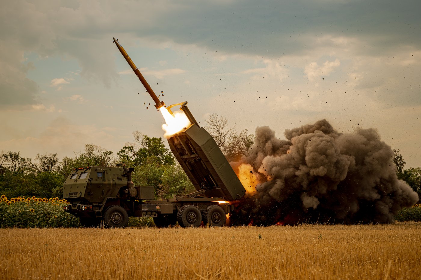 Ukrainian HIMARS crew fires and moves on as it tries to avoid detection, in photos | iNFOnews.ca