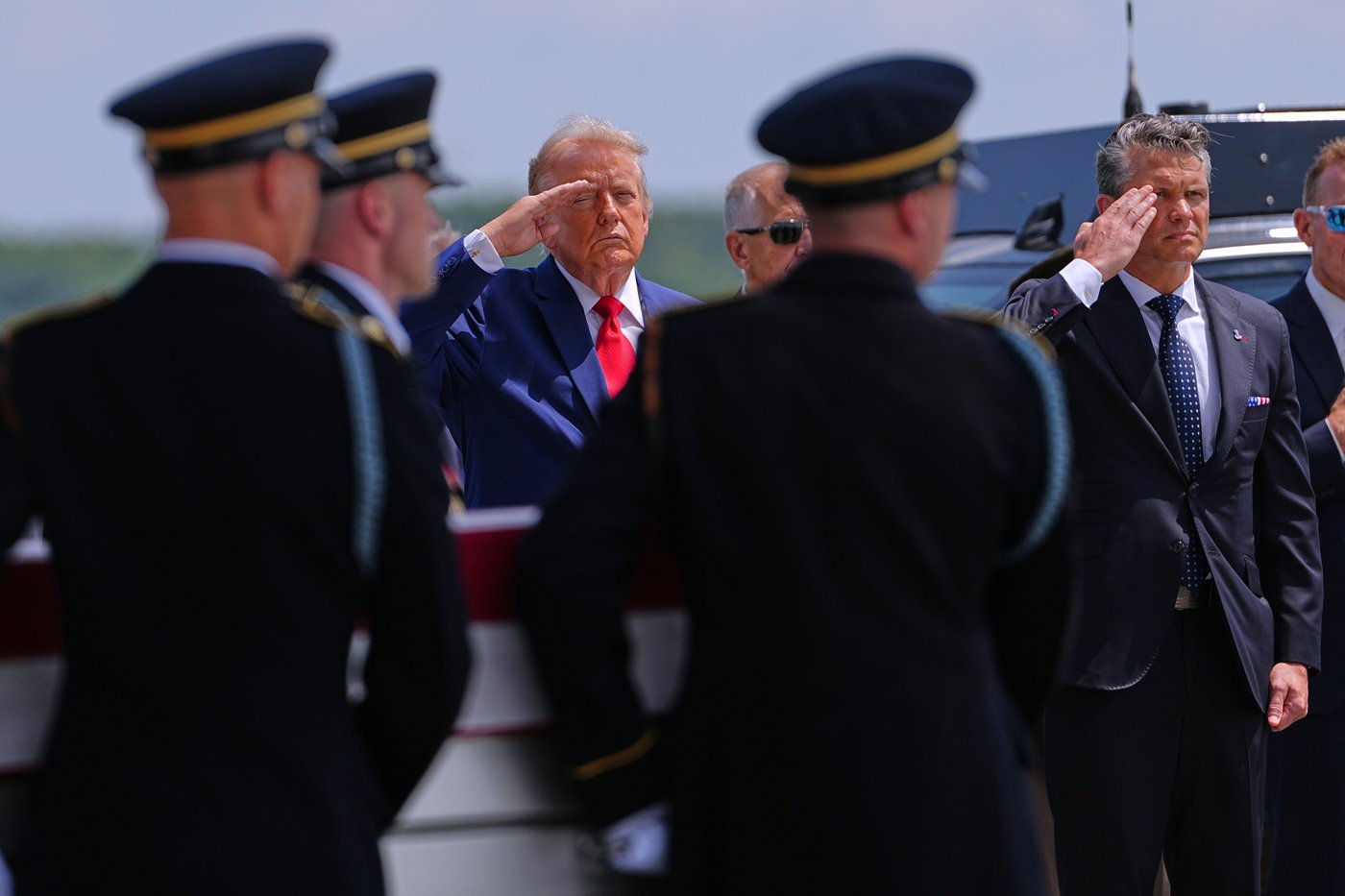 Trump attends transfer of fallen U.S. service members, in photos | iNFOnews.ca