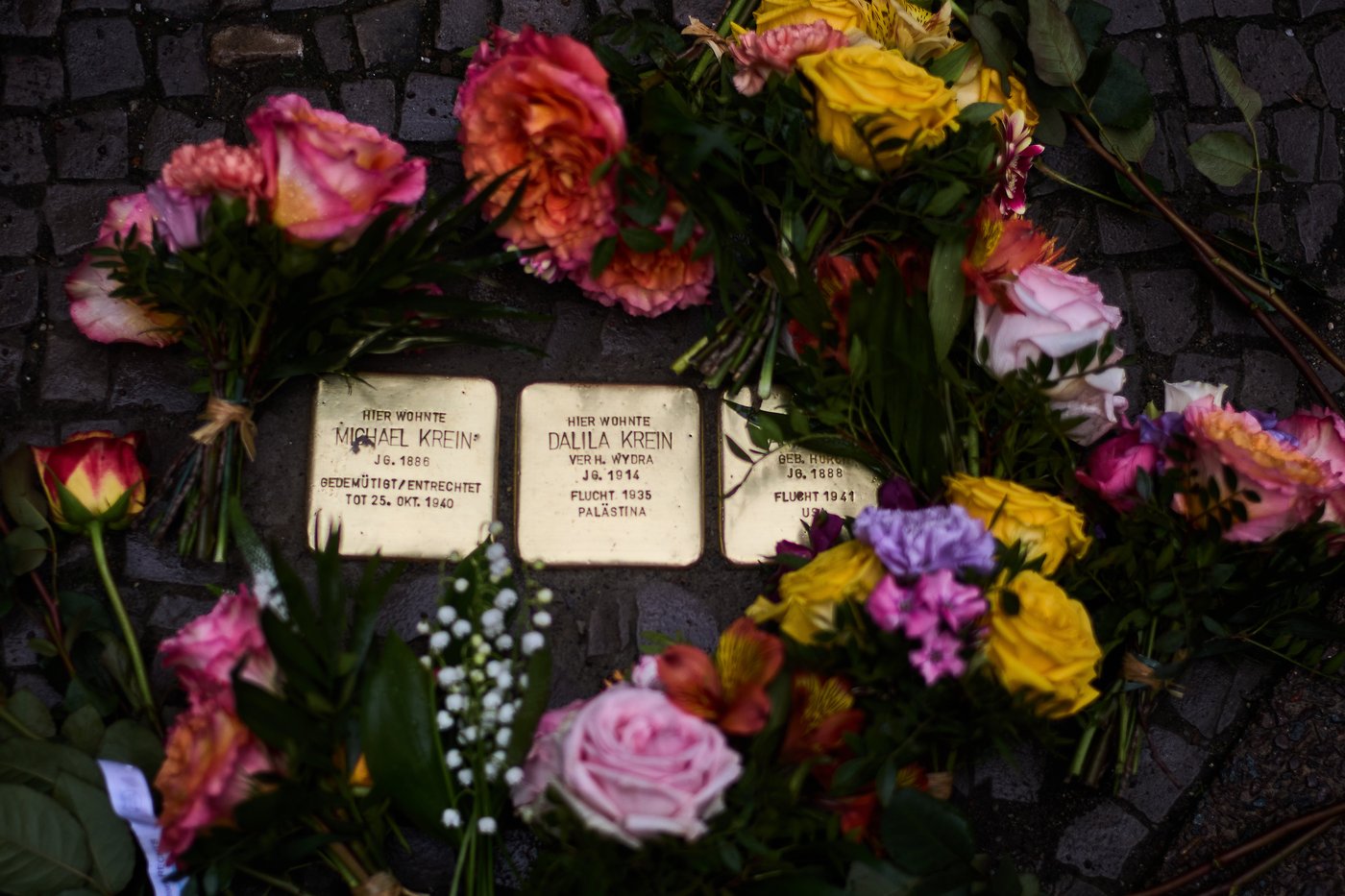 A quiet memorial on Berlin sidewalks: German artist lays 'Stolpersteine' to honor Holocaust victims | iNFOnews.ca