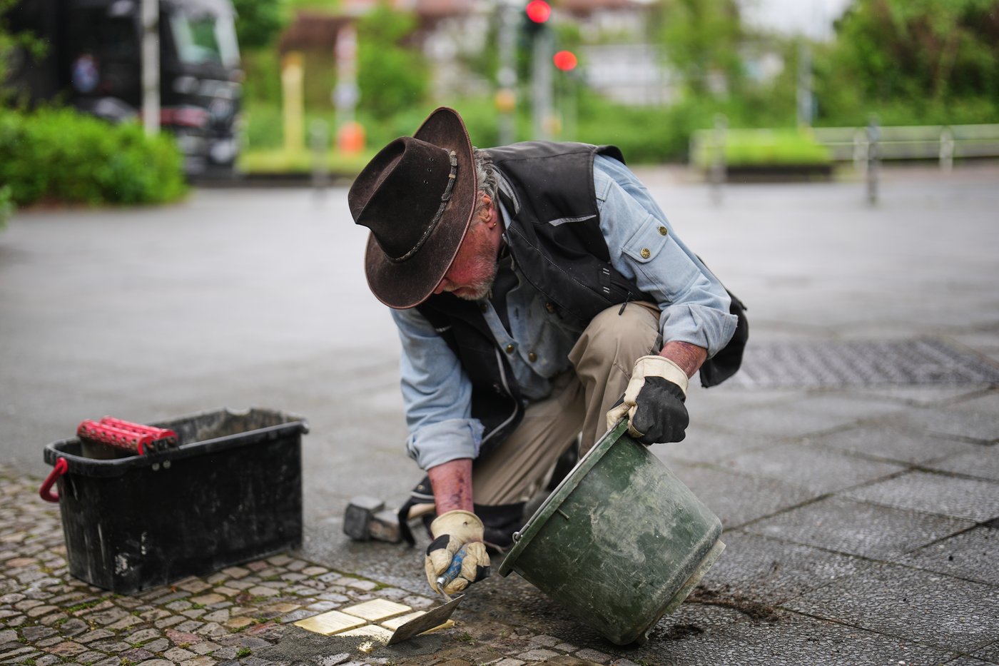 A quiet memorial on Berlin sidewalks: German artist lays 'Stolpersteine' to honor Holocaust victims | iNFOnews.ca