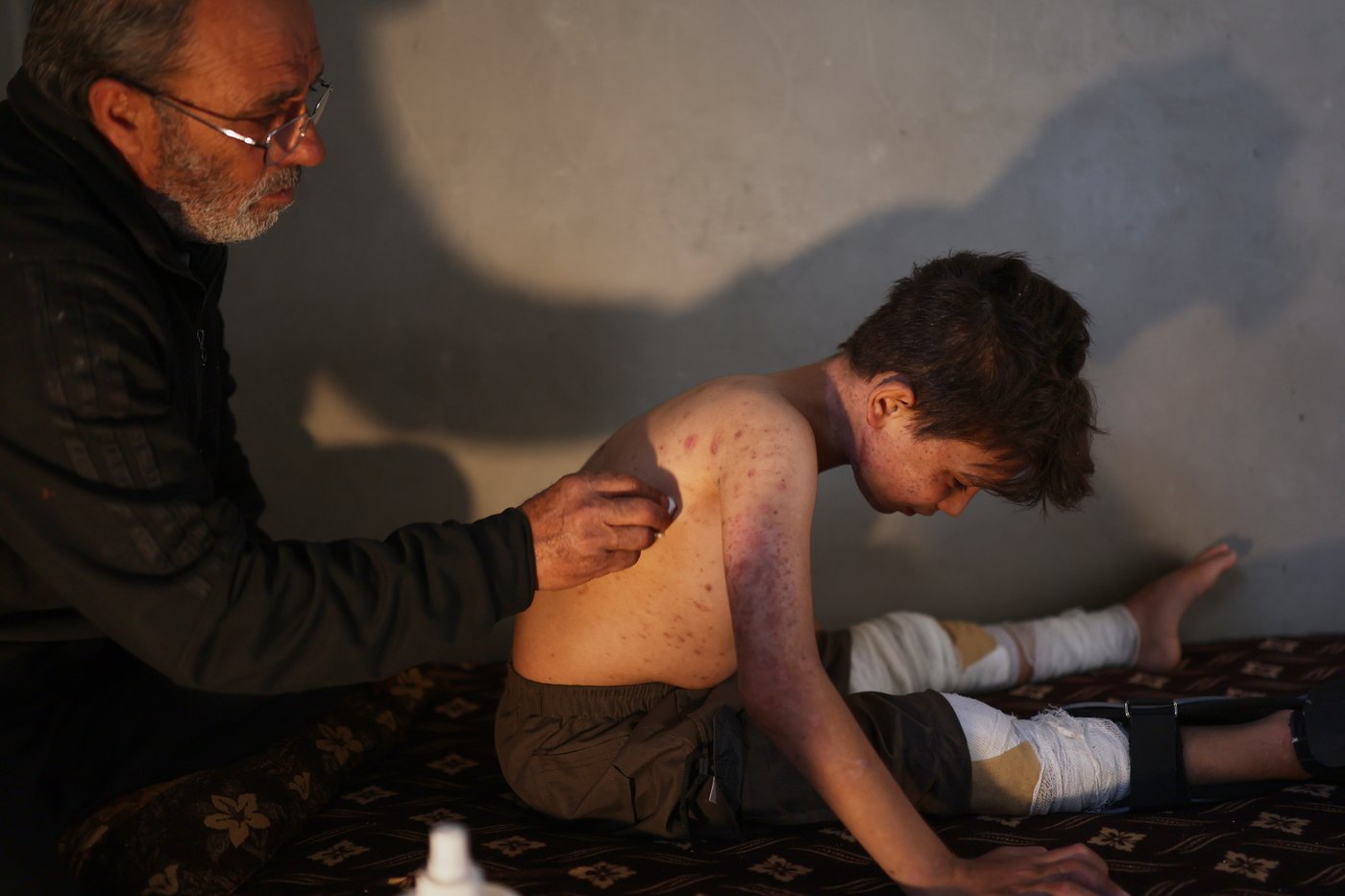 A grieving father buries his 6-year-old after a land mine kills 3 children in Syria's Idlib | iNFOnews.ca