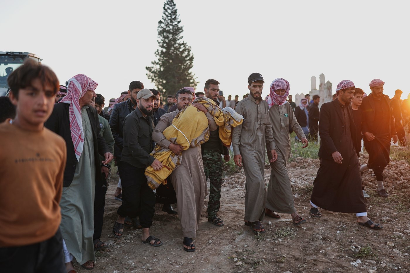A grieving father buries his 6-year-old after a land mine kills 3 children in Syria's Idlib | iNFOnews.ca