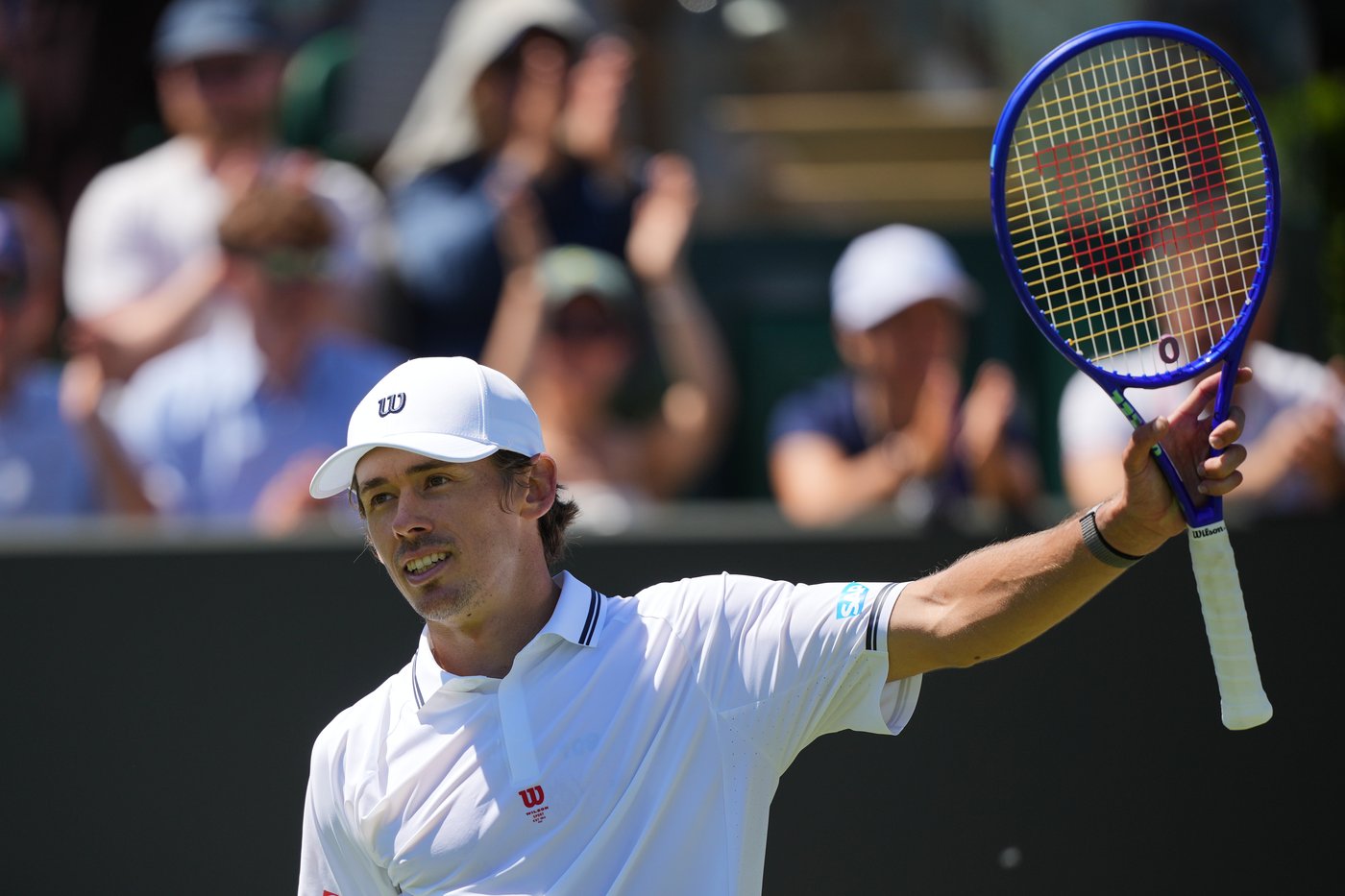 Taylor Fritz wins match and style points at Wimbledon. De Minaur also advances | iNFOnews.ca Taylor Fritz wins match and style points at Wimbledon. De Minaur also advances | iNFOnews.ca