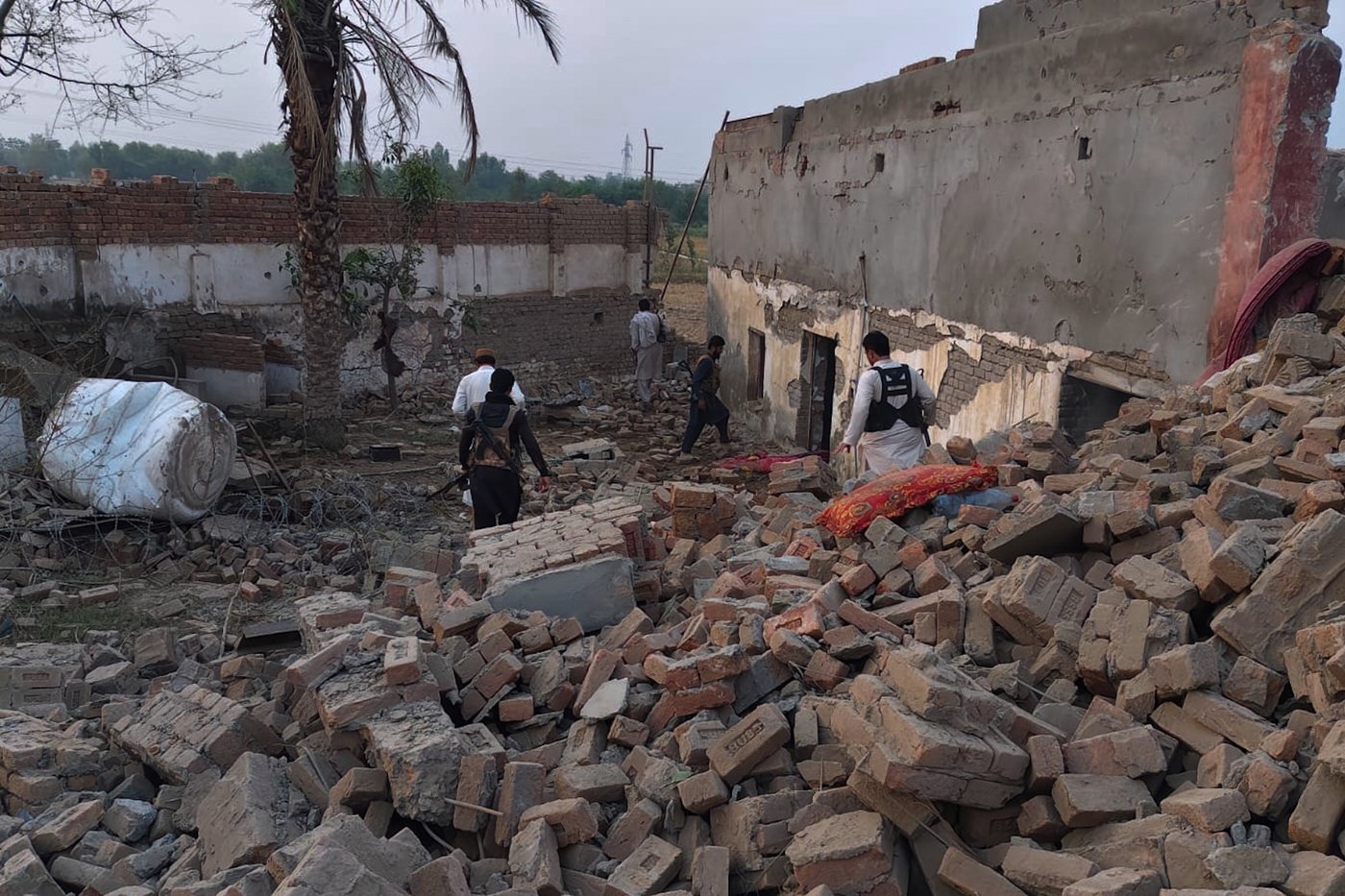 Death toll rises to 14 in a Pakistan suicide attack claimed by a Pakistani Taliban splinter group | iNFOnews.ca
