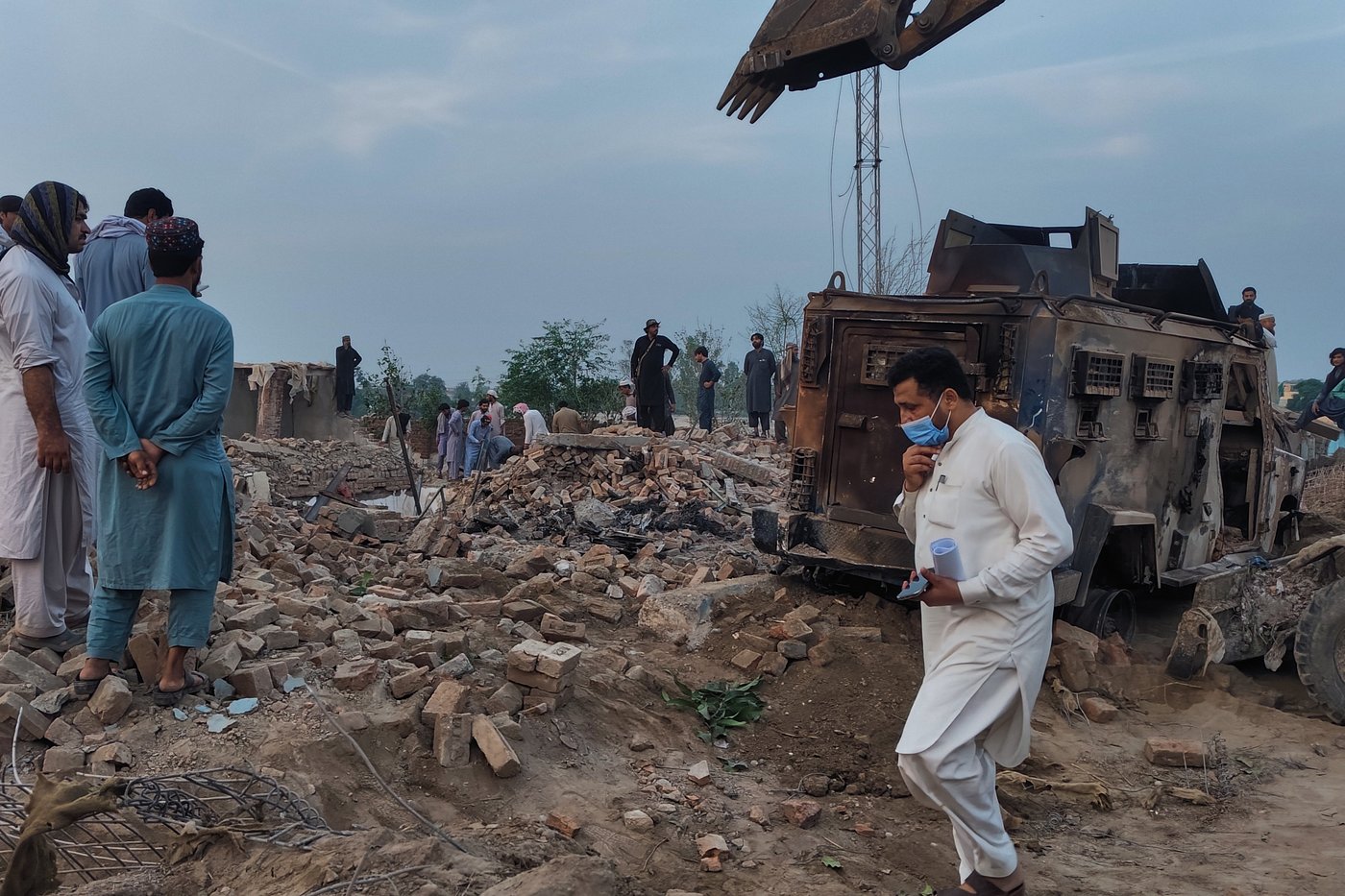 Death toll rises to 14 in a Pakistan suicide attack claimed by a Pakistani Taliban splinter group | iNFOnews.ca