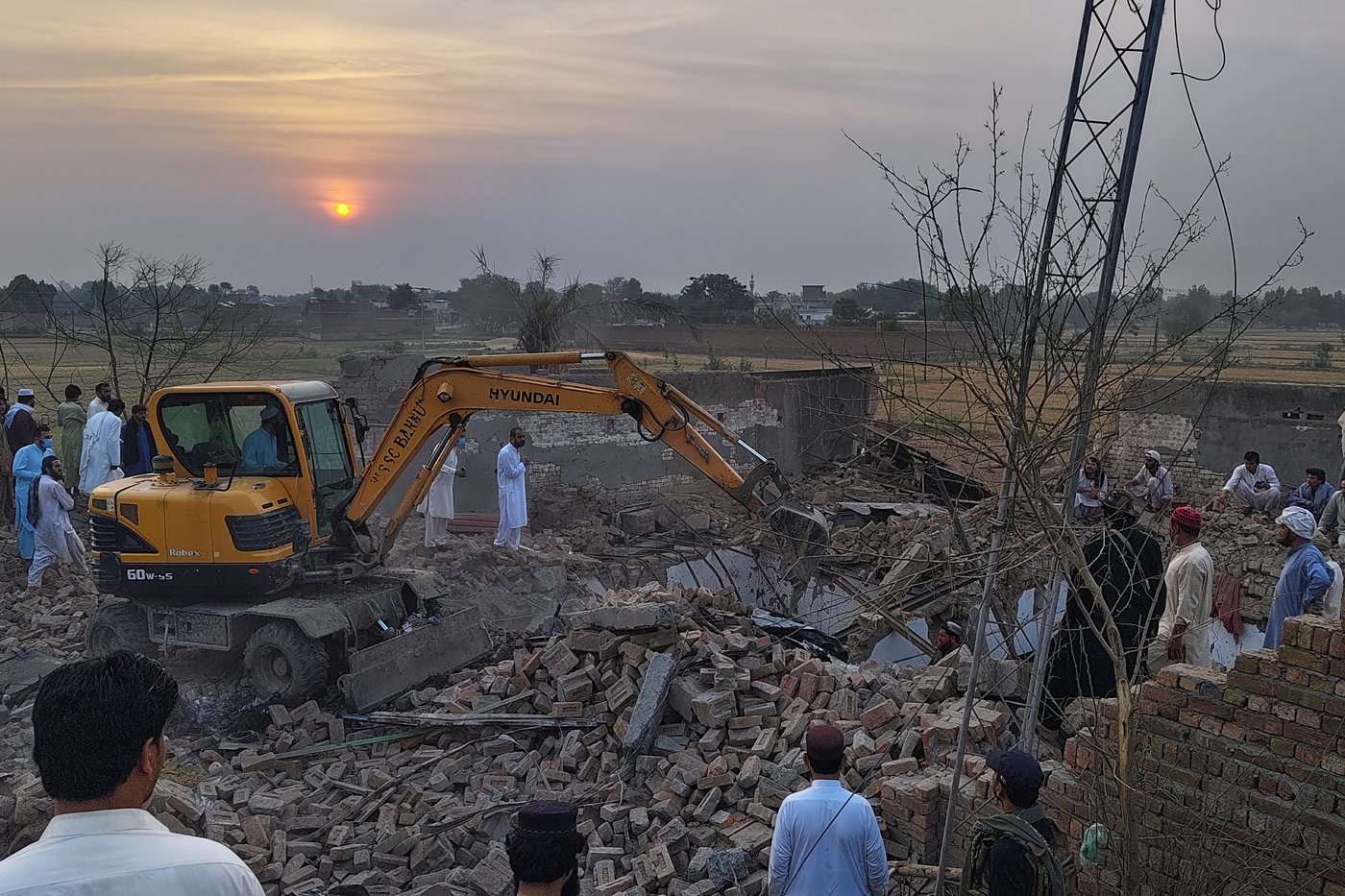 Death toll rises to 14 in a Pakistan suicide attack claimed by a Pakistani Taliban splinter group | iNFOnews.ca