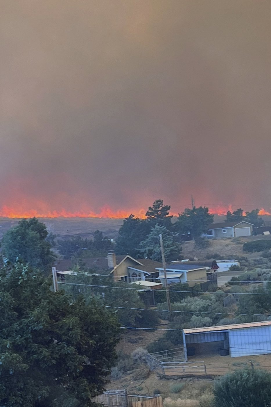 Firefighters are trying to stop a fast-moving Nevada wildfire from spreading to homes in Reno | iNwheels Firefighters are trying to stop a fast-moving Nevada wildfire from spreading to homes in Reno | iNwheels