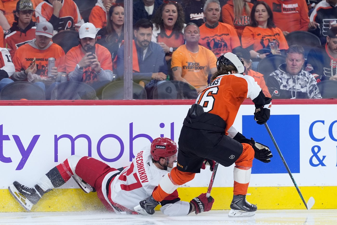 Hurricanes beat the Flyers 4-1 in Game 3, take a 3-0 series lead | iNFOnews.ca