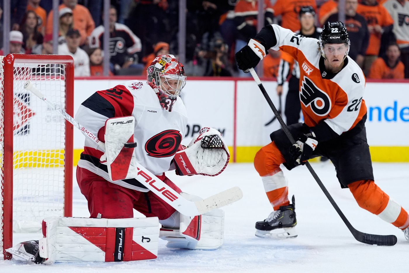 Hurricanes beat the Flyers 4-1 in Game 3, take a 3-0 series lead | iNFOnews.ca