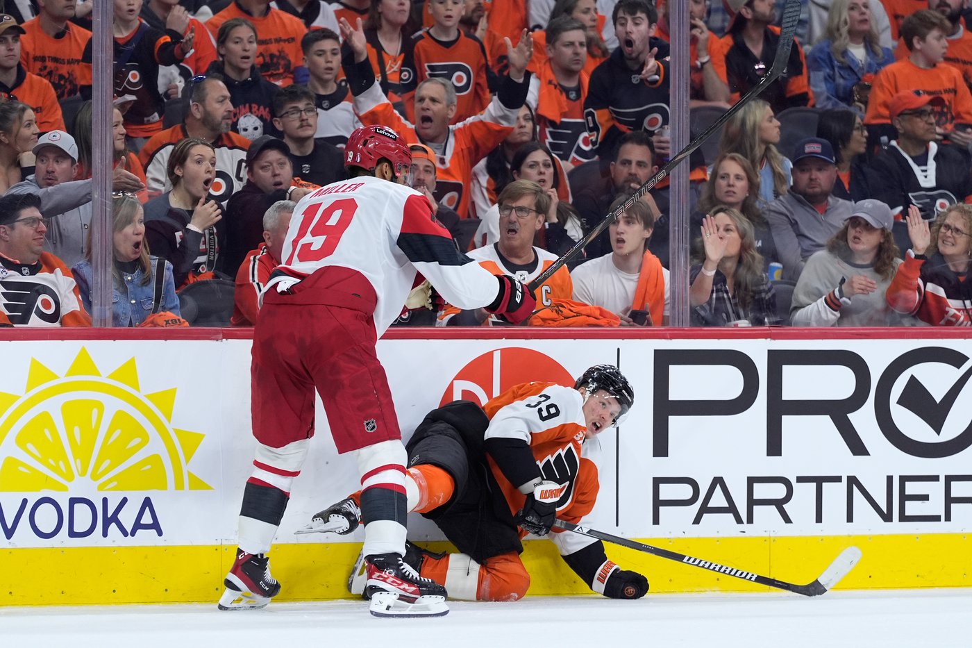 Hurricanes beat the Flyers 4-1 in Game 3, take a 3-0 series lead | iNFOnews.ca