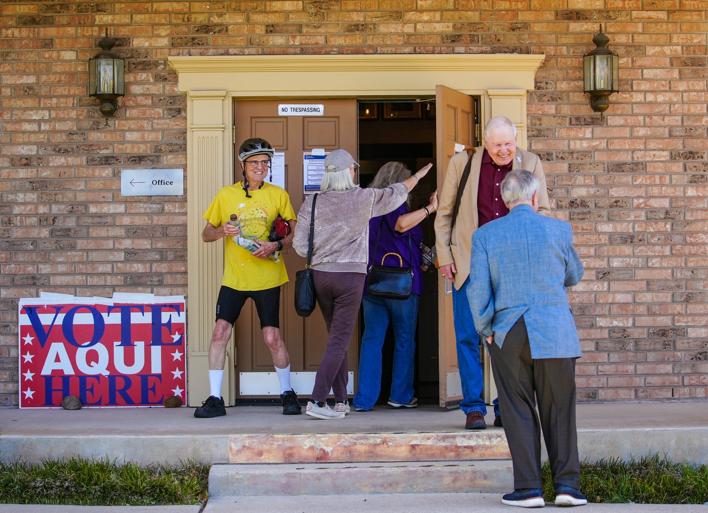 All eyes on Texas as the midterm elections officially begin, in photos | iNFOnews.ca