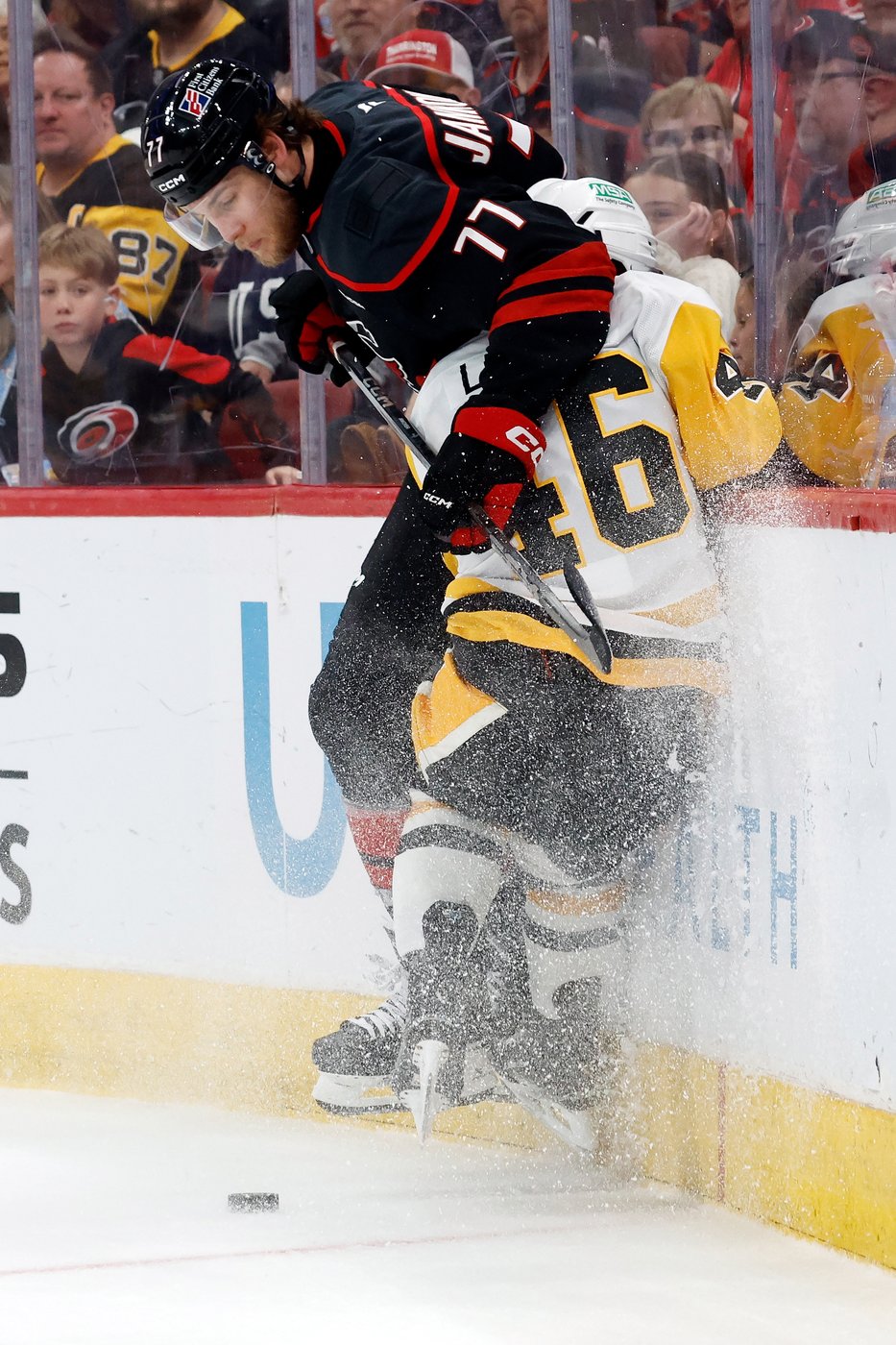 Blake's shootout goal rescues Hurricanes in 5-4 win over Penguins | iNFOnews.ca