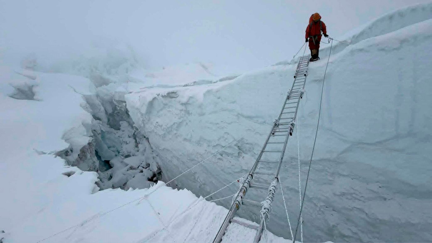 Mount Everest season opens late, with climbers undeterred by huge ice block and high travel costs | iNFOnews.ca