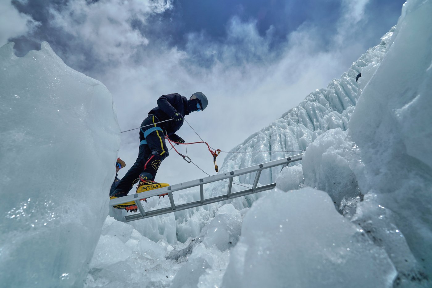 Mount Everest season opens late, with climbers undeterred by huge ice block and high travel costs | iNFOnews.ca