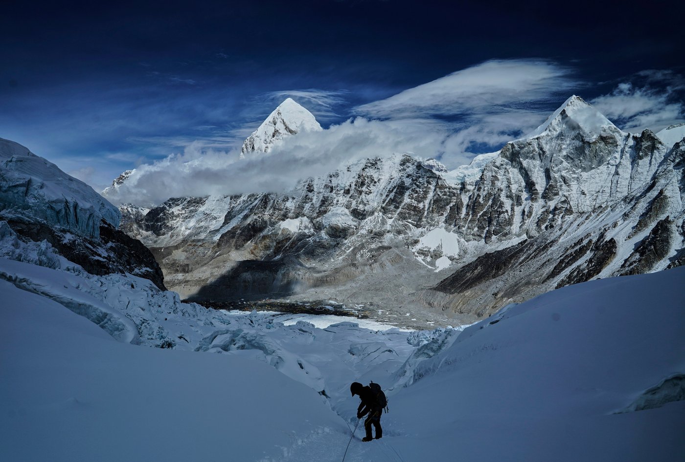Mount Everest season opens late, with climbers undeterred by huge ice block and high travel costs | iNFOnews.ca