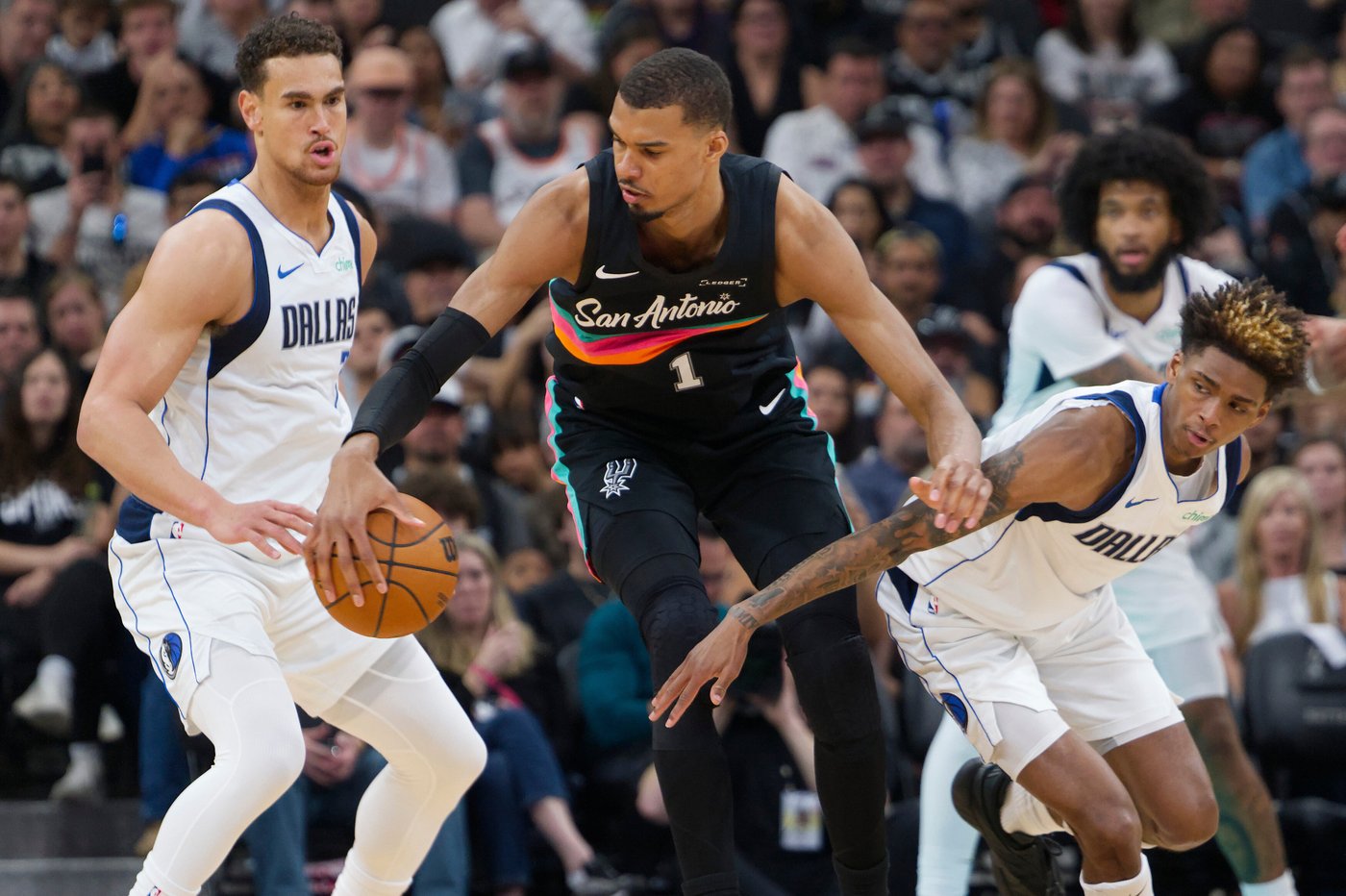 Victor Wembanyama has 40 points, 13 rebounds in 65th game to lead Spurs past Mavericks 139-120 | iNFOnews.ca