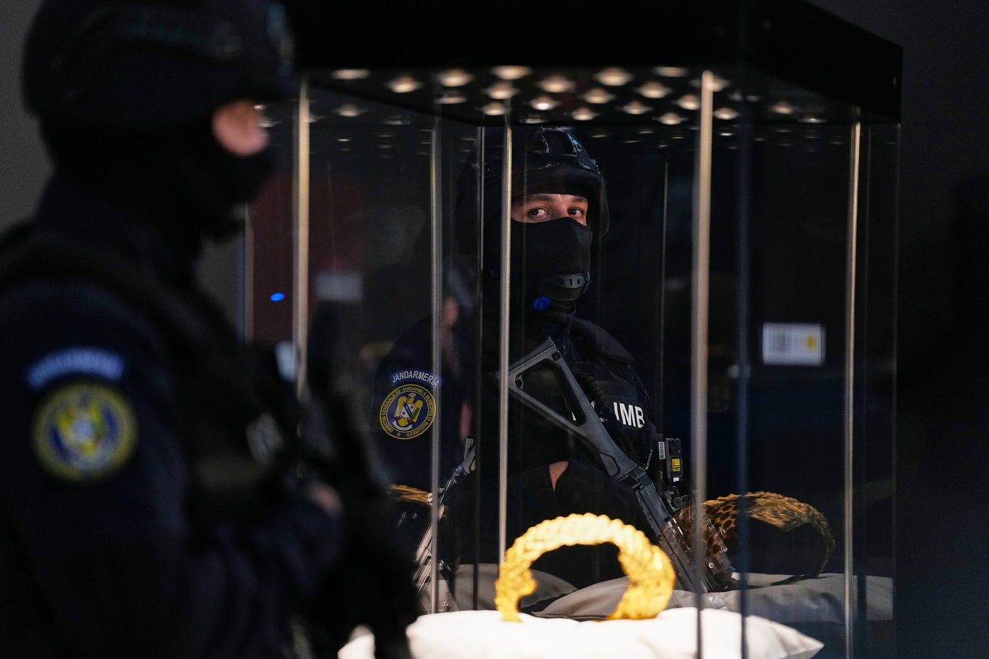 Priceless 2,500-year-old golden helmet returned to Romania after Dutch museum raid | iNFOnews.ca