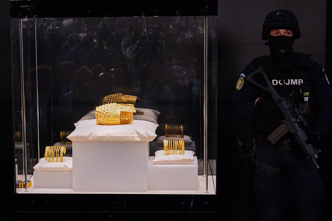 Priceless 2,500-year-old golden helmet returned to Romania after Dutch museum raid | iNFOnews.ca