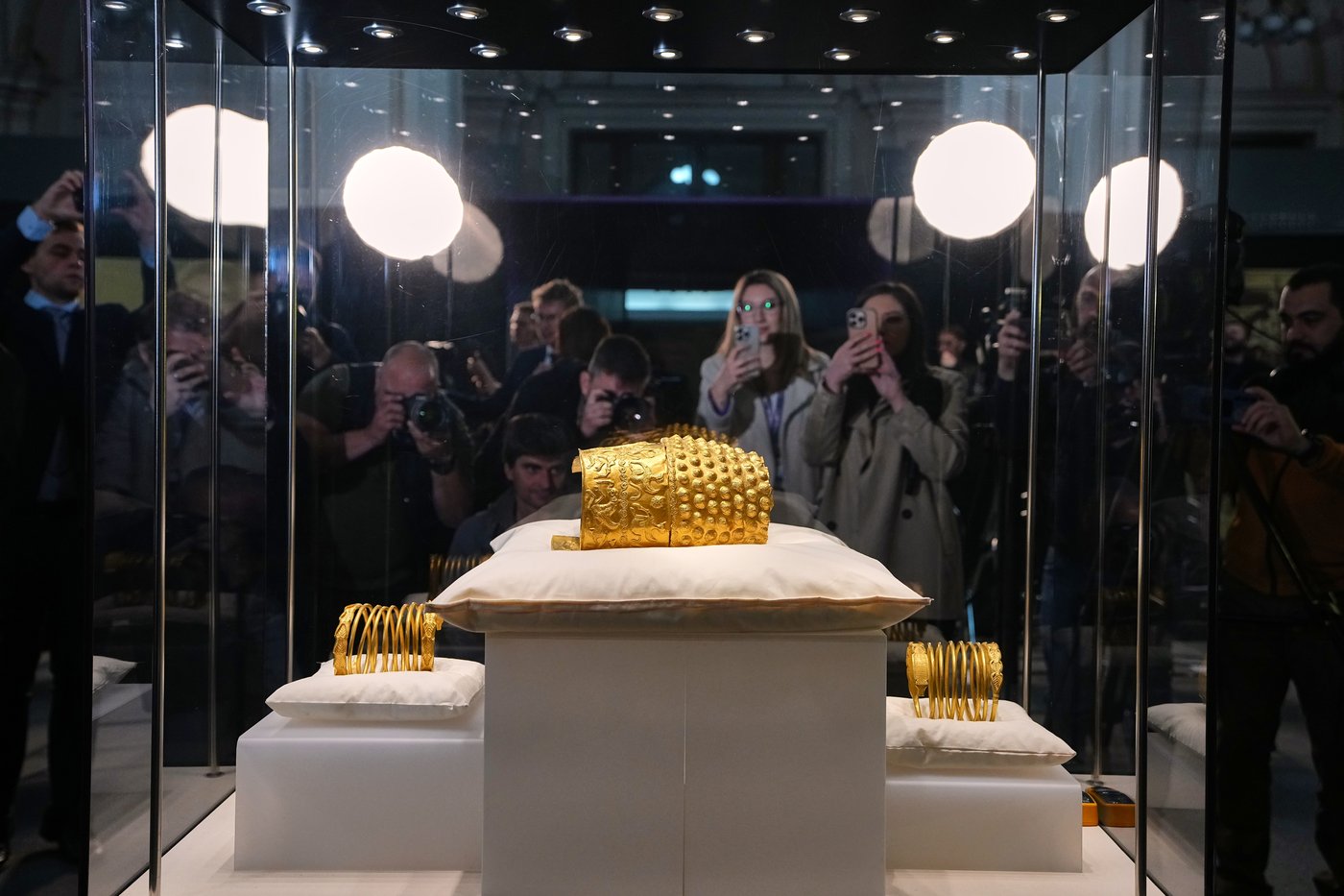 Priceless 2,500-year-old golden helmet returned to Romania after Dutch museum raid | iNFOnews.ca