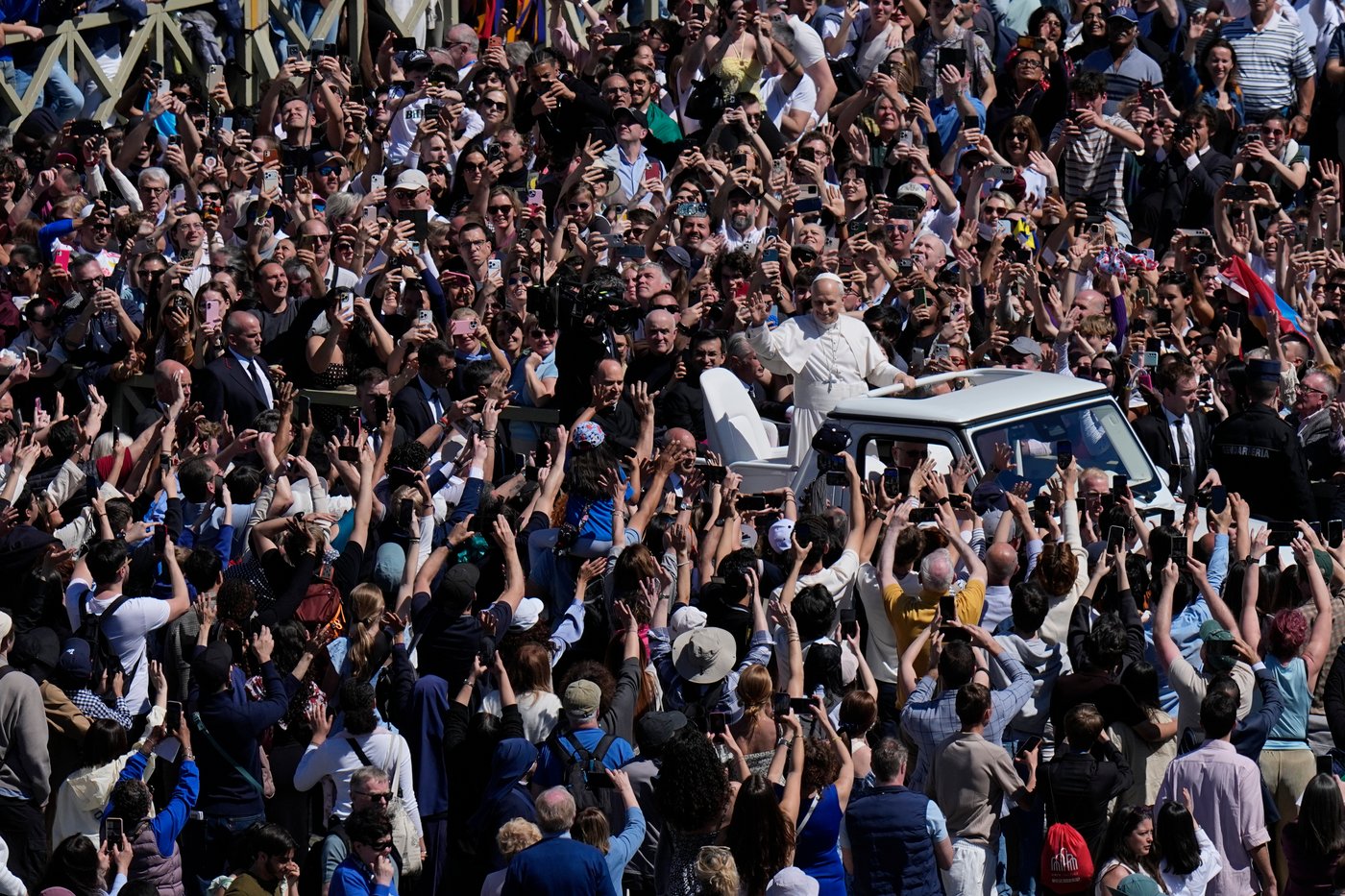 Photos show Pope Leo's first Easter Mass as pontiff | iNFOnews.ca