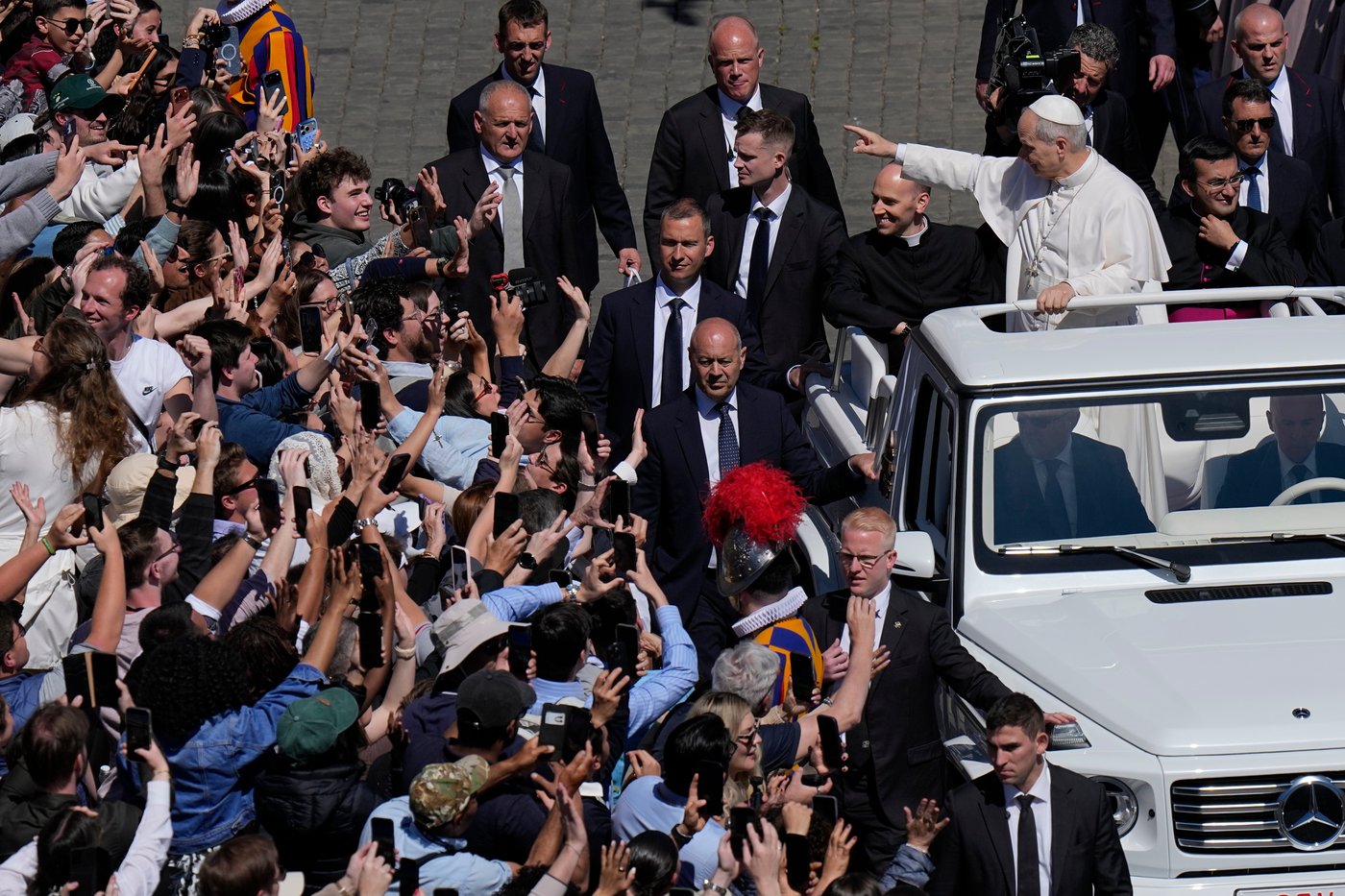 Photos show Pope Leo's first Easter Mass as pontiff | iNFOnews.ca