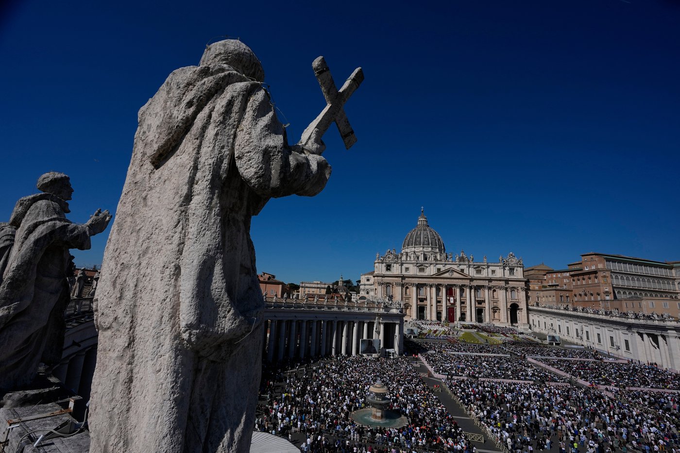 Photos show Pope Leo's first Easter Mass as pontiff | iNFOnews.ca