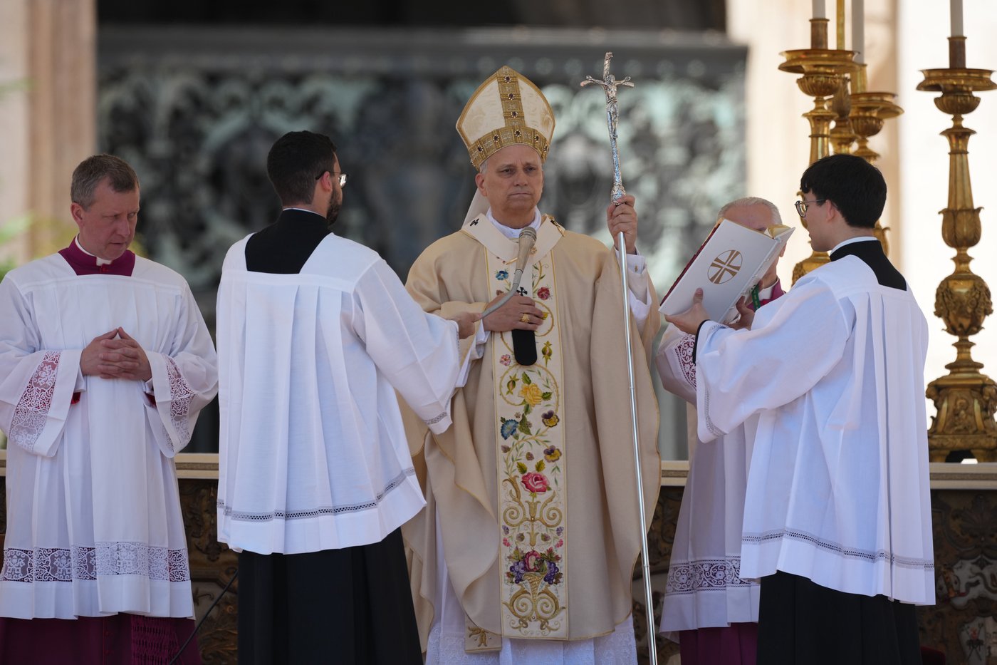 Photos show Pope Leo's first Easter Mass as pontiff | iNFOnews.ca