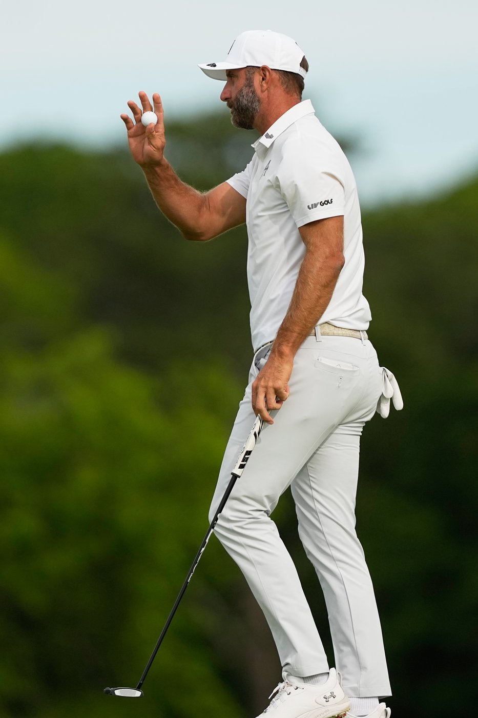 Dustin Johnson goes from 1 shot behind to scrambling to make the U.S. Open cut | iNFOnews.ca