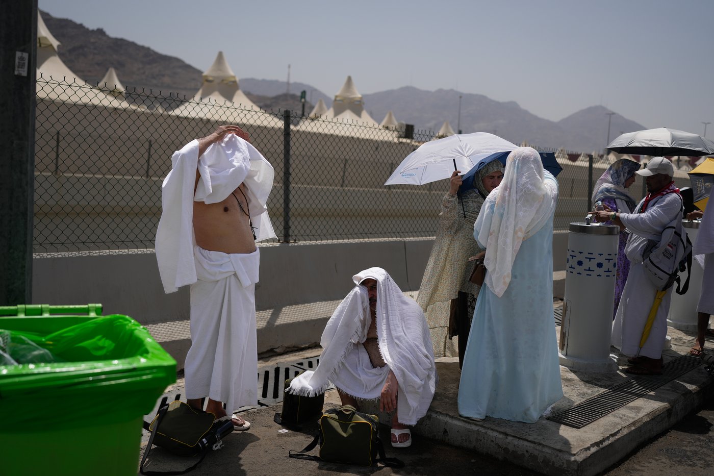 Muslim pilgrims perform Hajj rituals under intense heat as Eid al-Adha celebrations start | iNFOnews.ca