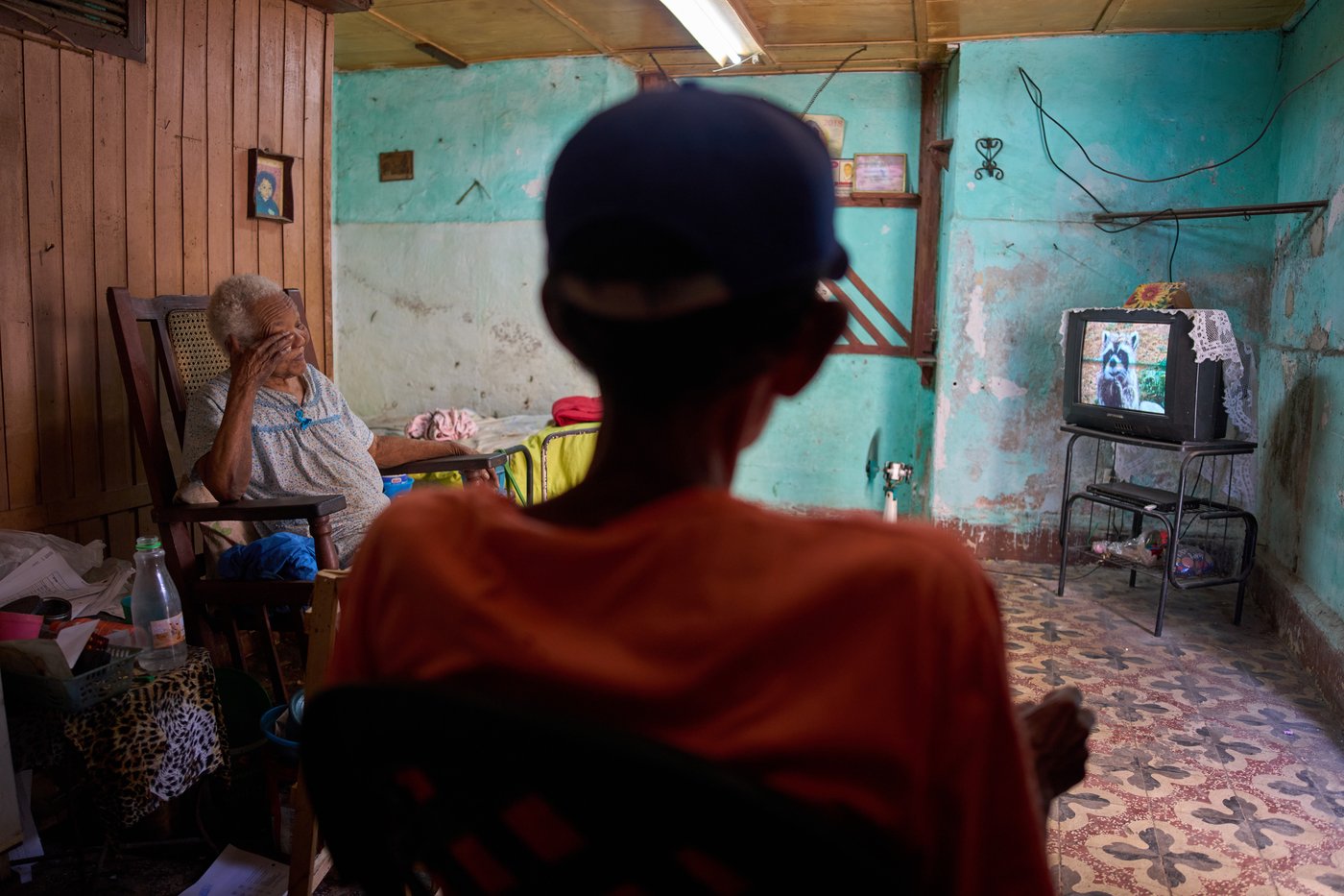 PHOTO ESSAY: AP photos capture elderly Cubans coping with deepening economic crisis | iNFOnews.ca