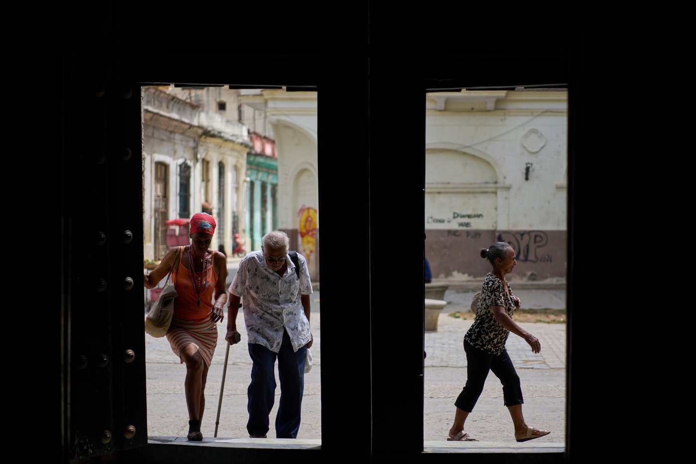 PHOTO ESSAY: AP photos capture elderly Cubans coping with deepening economic crisis | iNFOnews.ca