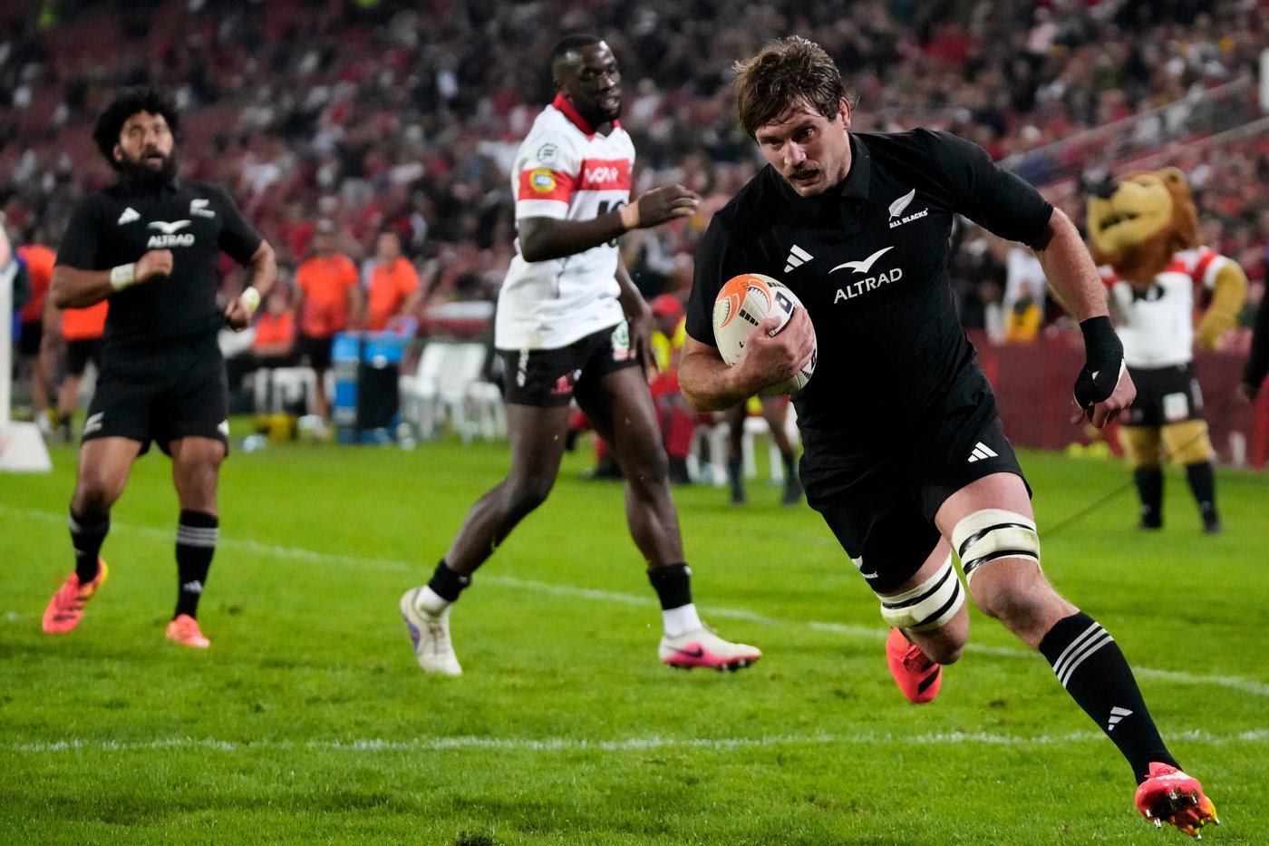 All Blacks need late surge to overcome the Lions 41-35 in scare at Ellis Park | iNFOnews.ca All Blacks need late surge to overcome the Lions 41-35 in scare at Ellis Park | iNFOnews.ca