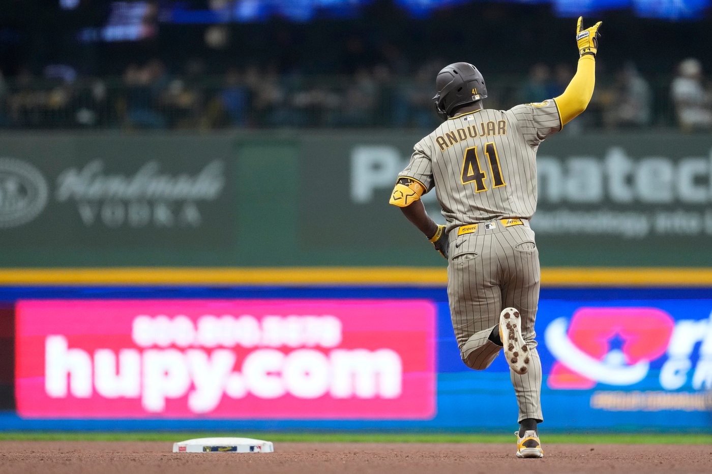 Joey Ortiz hits his first homer in almost 10 months as Brewers beat Padres 6-4 for 5th straight win | iNFOnews.ca