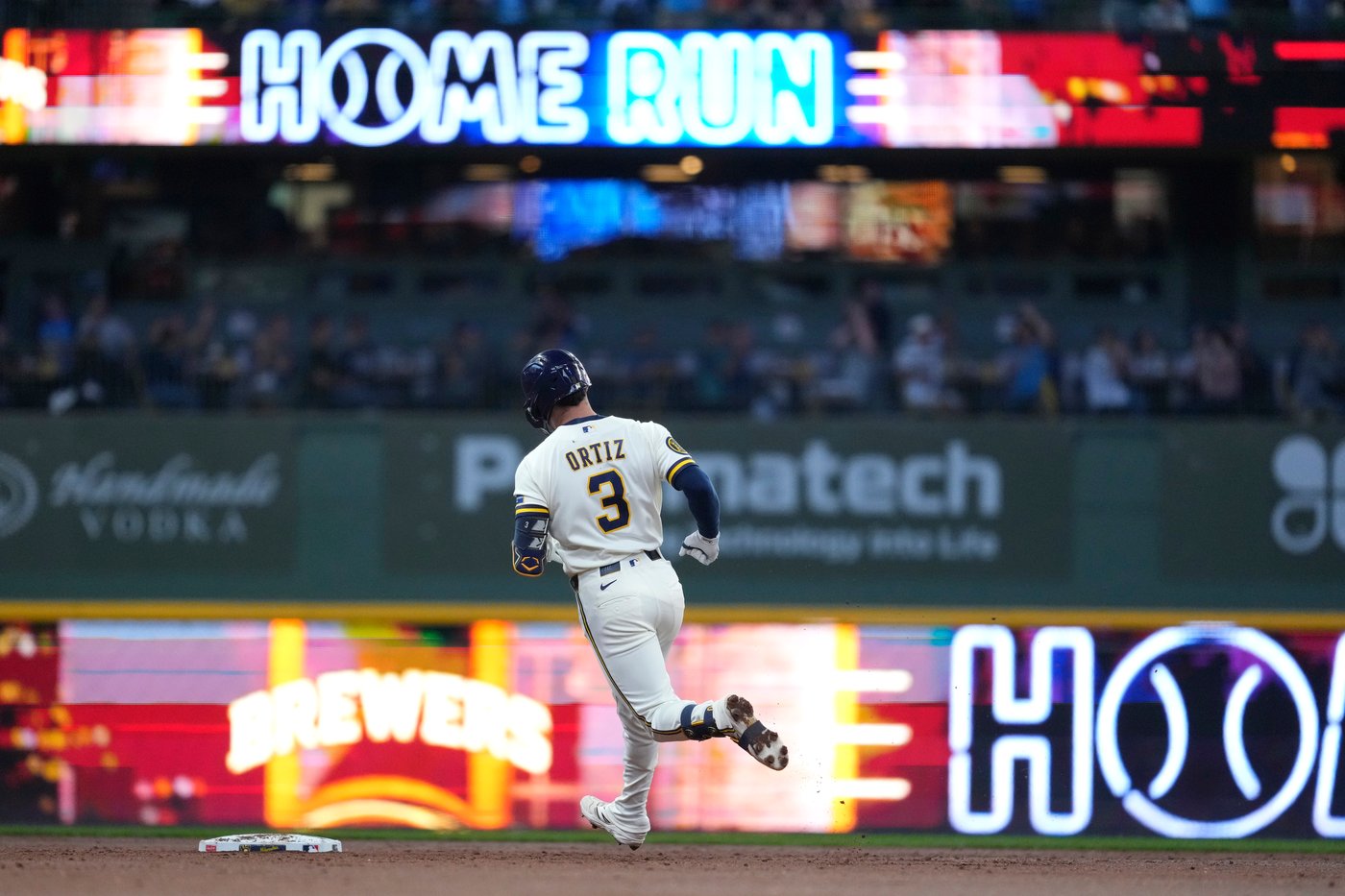 Joey Ortiz hits his first homer in almost 10 months as Brewers beat Padres 6-4 for 5th straight win | iNFOnews.ca