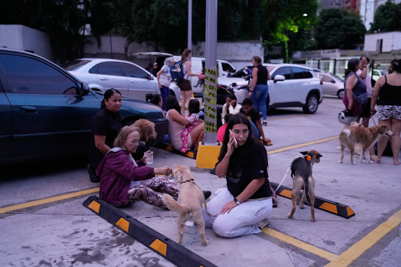 Twin earthquakes strike Venezuela, in photos | iNFOnews.ca