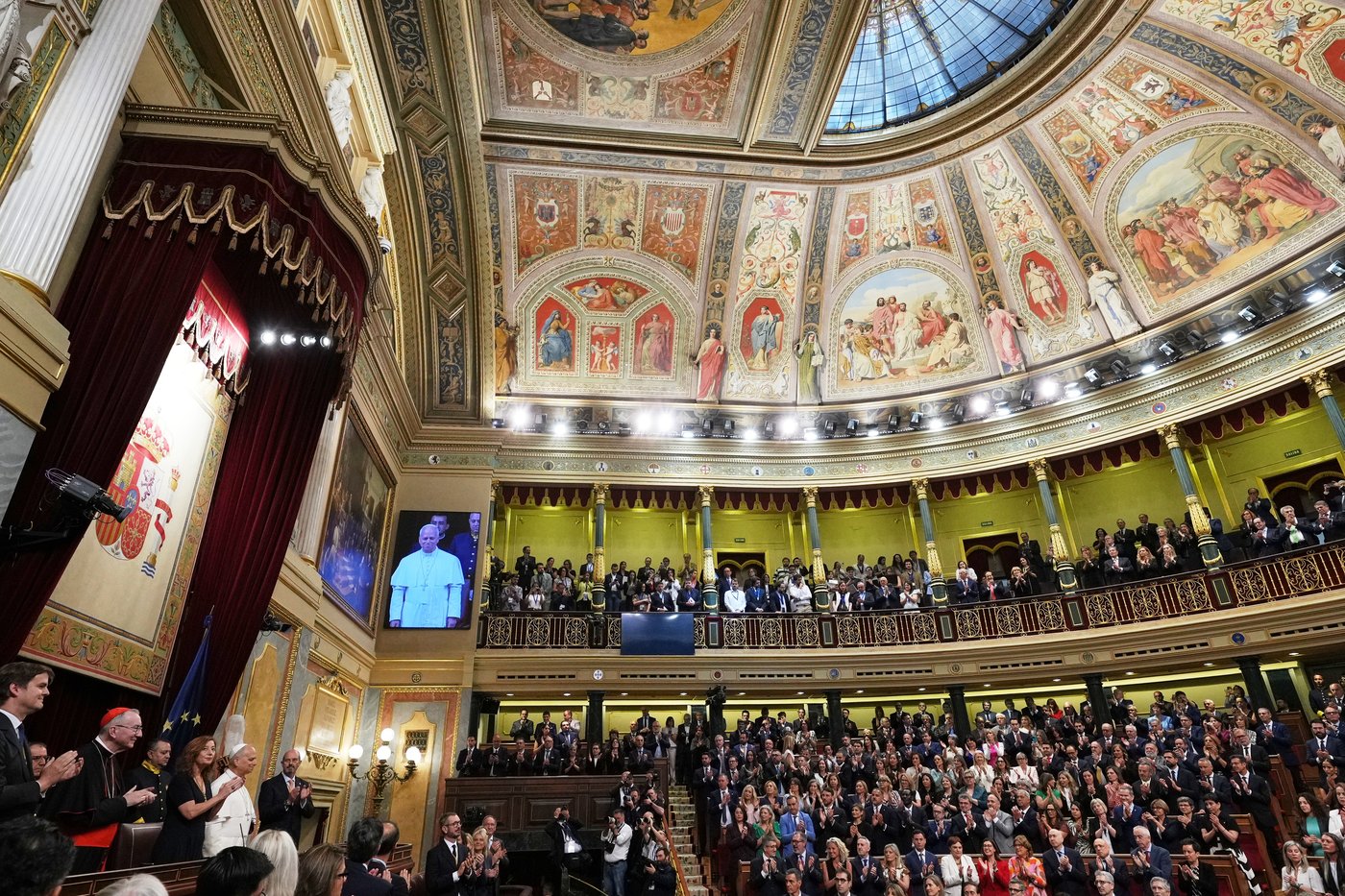 Pope's historic speech to Spain's parliament demands respect for migrants and gets 7-minute ovation | iNFOnews.ca