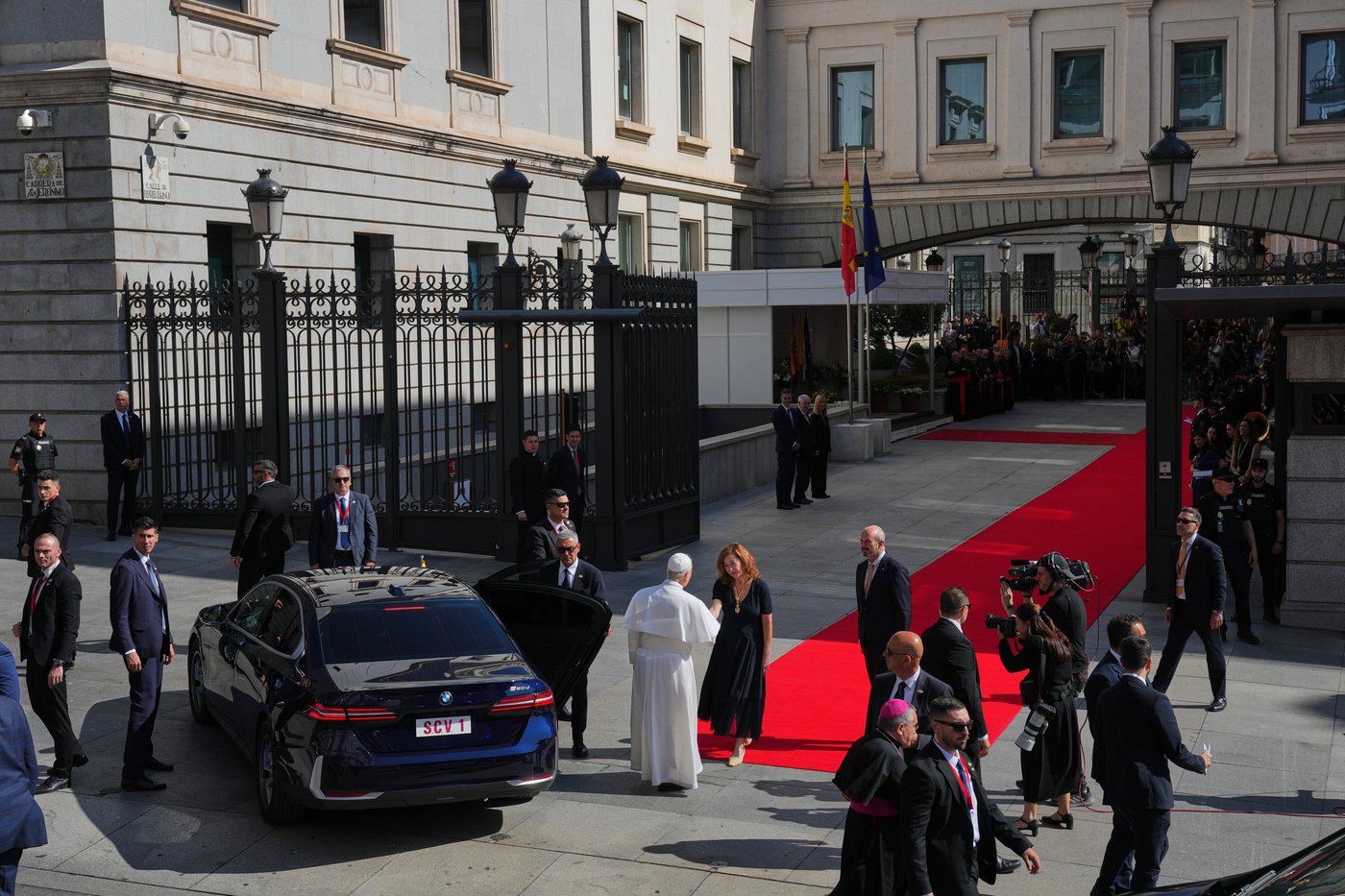Pope's historic speech to Spain's parliament demands respect for migrants and gets 7-minute ovation | iNFOnews.ca