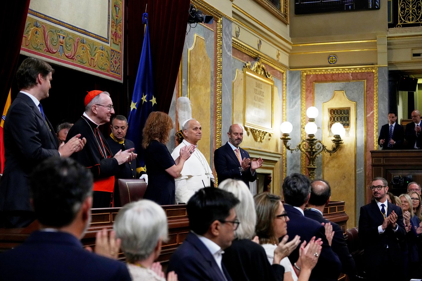 Pope's historic speech to Spain's parliament demands respect for migrants and gets 7-minute ovation | iNFOnews.ca