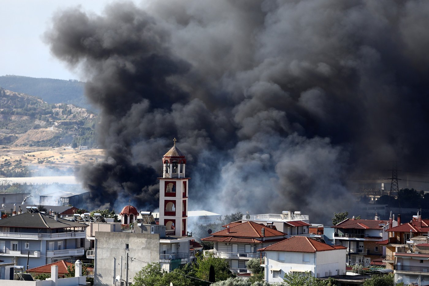 A fast-moving wildfire near Greece's Thessaloniki sparks evacuations as smoke blankets suburbs | iNFOnews.ca