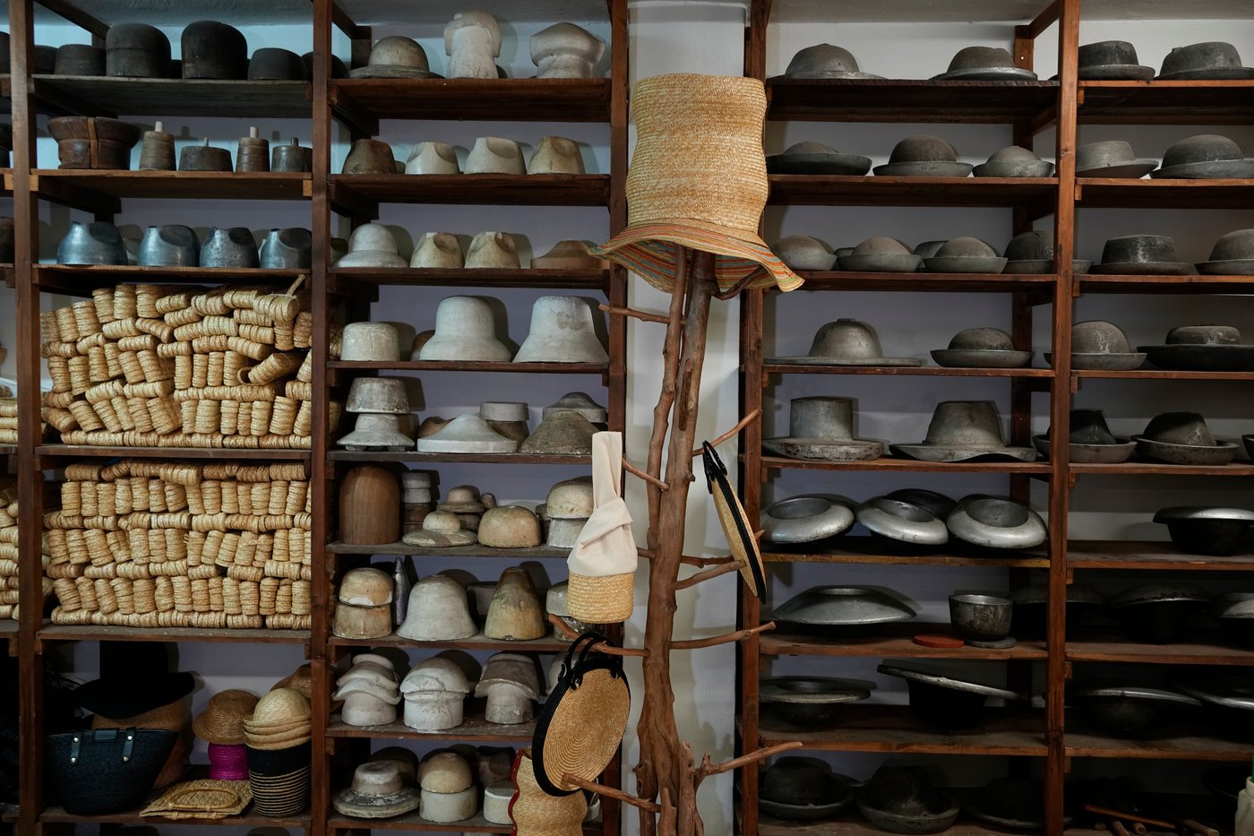 The sunhat is everywhere in Athens as crowds grow larger at ancient sites | iNFOnews.ca The sunhat is everywhere in Athens as crowds grow larger at ancient sites | iNFOnews.ca