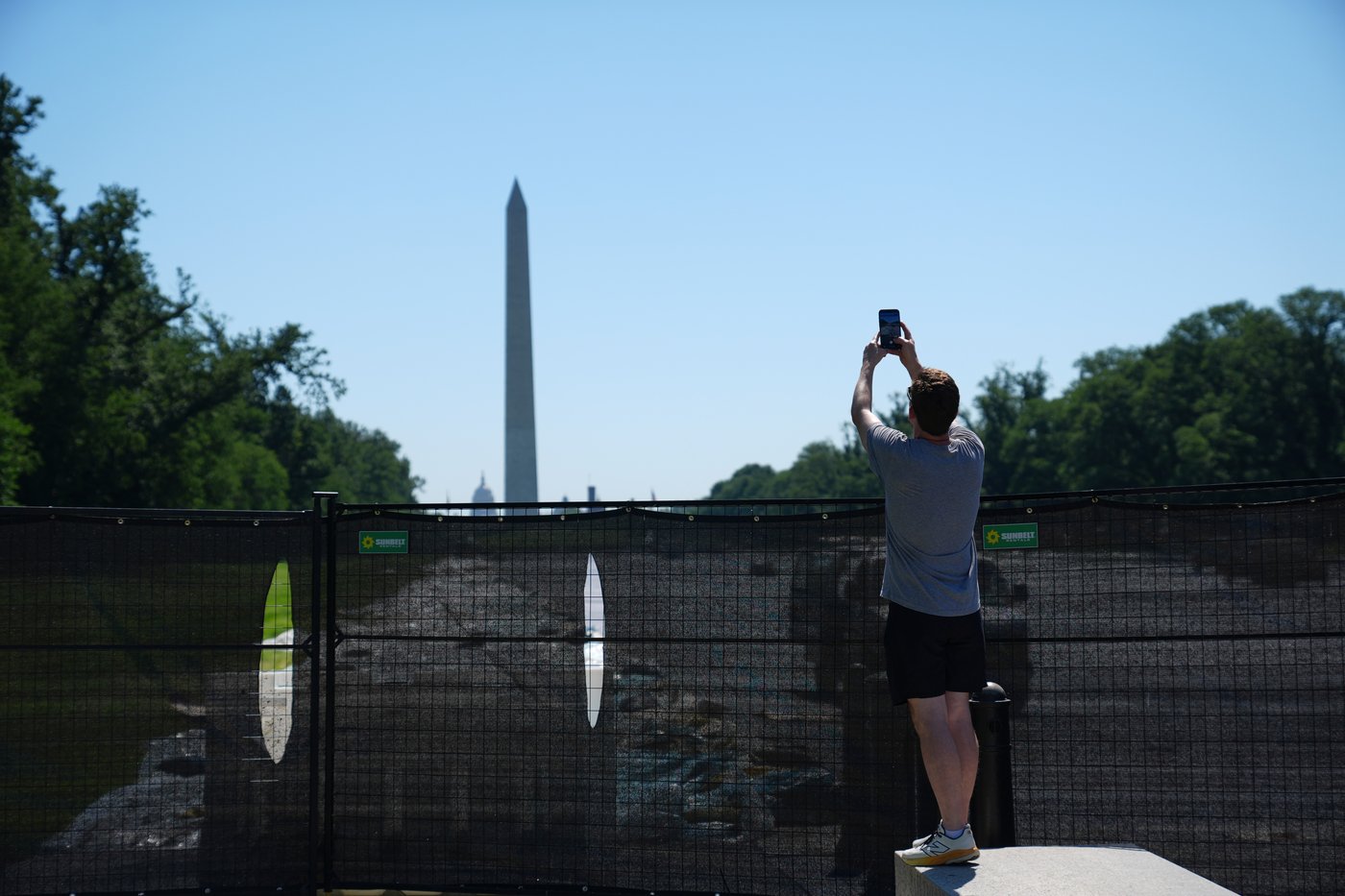Refilling starts for newly painted Reflecting Pool in Washington, in photos | iNFOnews.ca