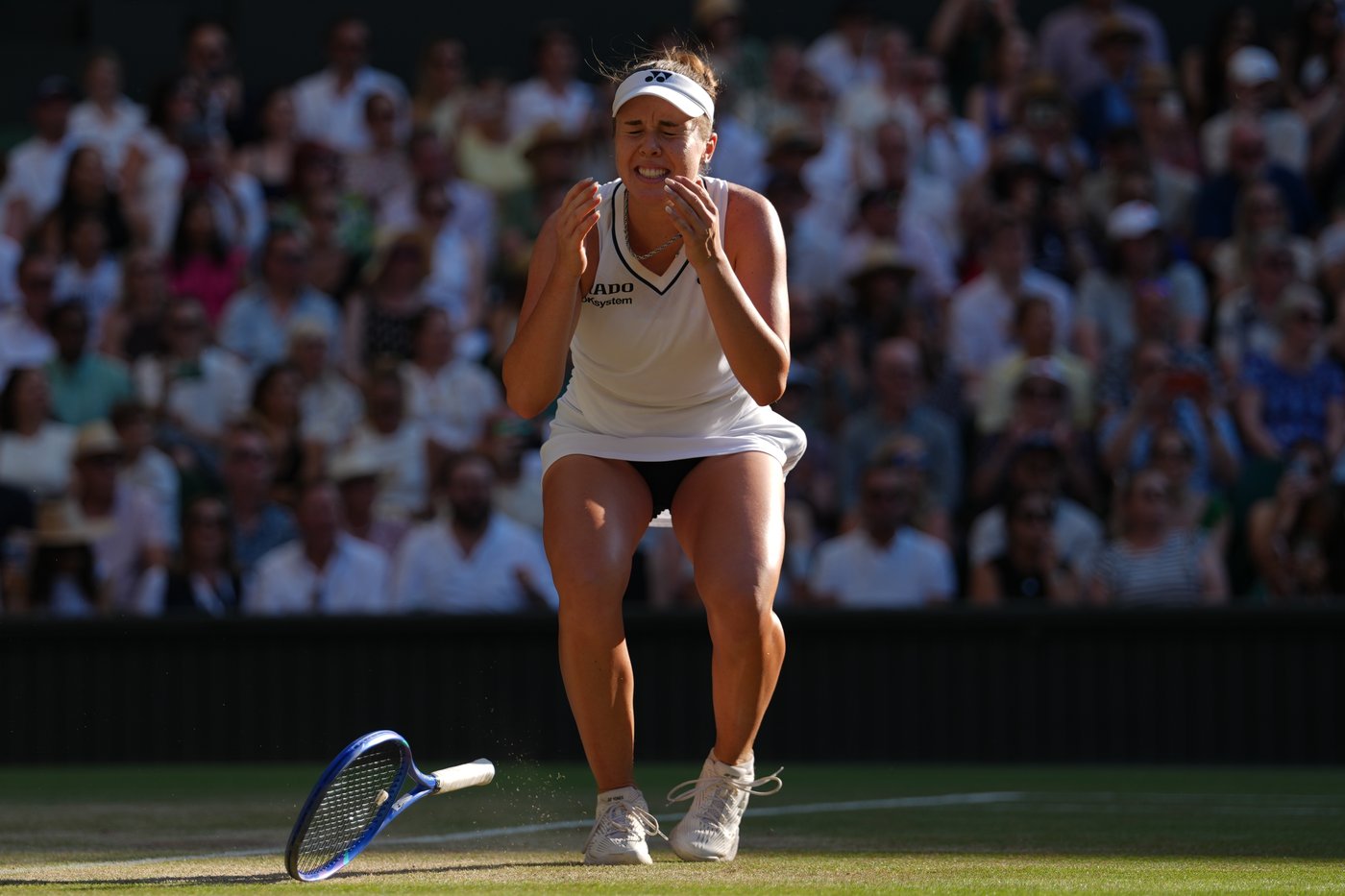 Noskova's glimpse of Wimbledon trophies on bathroom break helped her regroup to claim 1st Grand Slam | iNFOnews.ca Noskova's glimpse of Wimbledon trophies on bathroom break helped her regroup to claim 1st Grand Slam | iNFOnews.ca