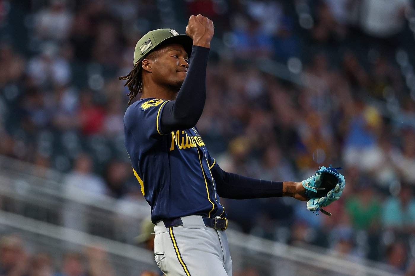 Ashby becomes first 8-game winner, Brewers beat Twins 3-2 with help of interference call | iNFOnews.ca