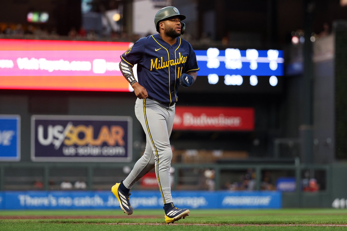 Ashby becomes first 8-game winner, Brewers beat Twins 3-2 with help of interference call | iNFOnews.ca