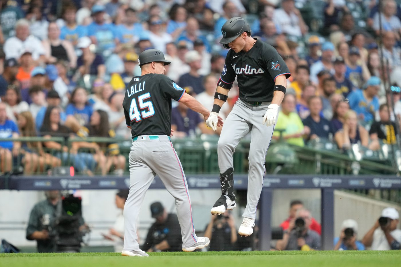Garrett Mitchell's walk-off single in 10th lifts Brewers to 2-1 win over Marlins | iNFOnews.ca